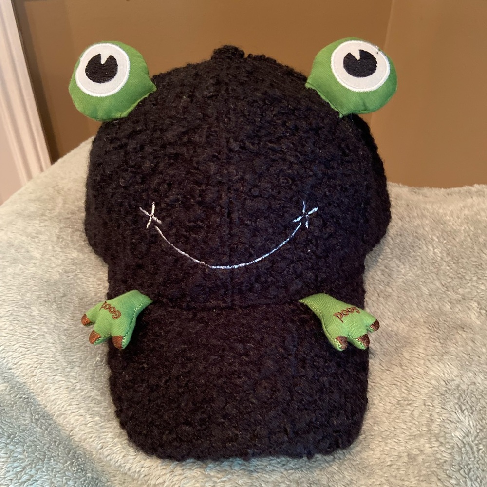 🛍️ Black & Green Frog Head Cap